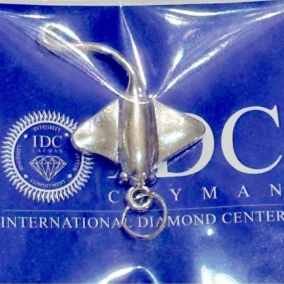 Stingray Necklace Silver Tone Pendant Charm - Picture 3 of 5